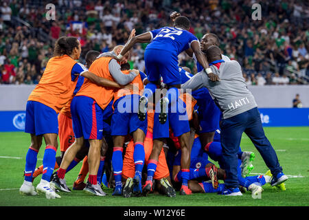 Houston, TX, Stati Uniti d'America. Il 29 giugno, 2019. Membri del team di Haiti pila sulla sommità del centrocampista Wilde-Donald Guerrier (10) dopo aver segnato il gol vincente durante la seconda metà di un CONCACAF Gold Cup quarti di finale partita di calcio tra Haiti e in Canada presso NRG Stadium di Houston, TX. Haiti ha vinto 3 a 2.Trask Smith/CSM/Alamy Live News Foto Stock