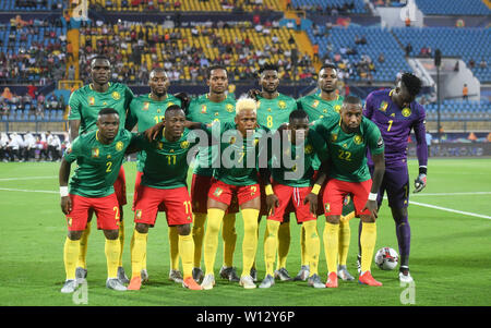 Ismailia, Egitto. Il 29 giugno, 2019. I giocatori del Camerun line up prima del 2019 Africa Coppa delle Nazioni Gruppo F match tra Camerun e Ghana in Ismailia, Egitto, il 29 giugno 2019. La partita si è conclusa con un 0-0. Credito: Wu Huiwo/Xinhua/Alamy Live News Foto Stock