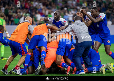 Houston, TX, Stati Uniti d'America. Il 29 giugno, 2019. Membri del team di Haiti pila sulla sommità del centrocampista Wilde-Donald Guerrier (10) dopo aver segnato il gol vincente durante la seconda metà di un CONCACAF Gold Cup quarti di finale partita di calcio tra Haiti e in Canada presso NRG Stadium di Houston, TX. Haiti ha vinto 3 a 2.Trask Smith/CSM/Alamy Live News Foto Stock