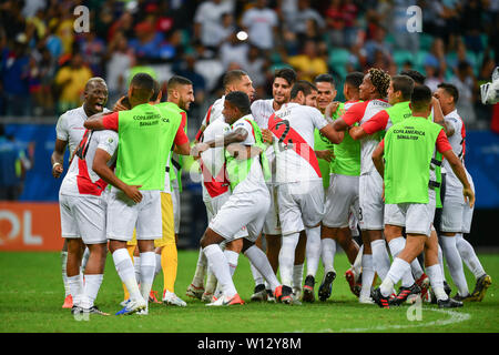 Salvador, Brasile. Il 29 giugno, 2019. Il Perù giocatori festeggiare dopo aver vinto la Copa America 2019 quarterfinal match tra Uruguay e Perù in Salvador, Brasile, 29 giugno 2019. Il Perù ha vinto 5-4 in calci di rigore. Credito: Xin Yuewei/Xinhua/Alamy Live News Foto Stock