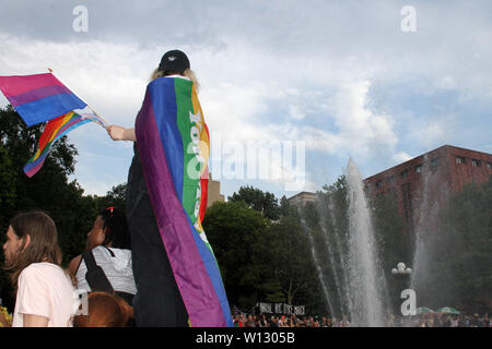 Giugno 29, 2019 - New York New York, Stati Uniti - Dyke marzo è iniziato in N.Y.C Bryant Park hanno marciato verso il basso 5th Avenue a Washington Square Park dove alcuni dimostranti saltato dentro la fontana di cantare '' quando le dighe mantenere Marching nell' (credito Immagine: © Bruce Cotler/Globe foto via ZUMA filo) Foto Stock