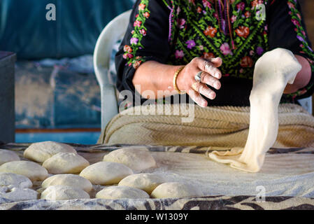 Close up della vecchia donna araba mani fresche per impastare la pasta per pane Taboon o Lafah è un Middle Eastern flatbread anche chiamato lafa o irachena pita. Foto Stock