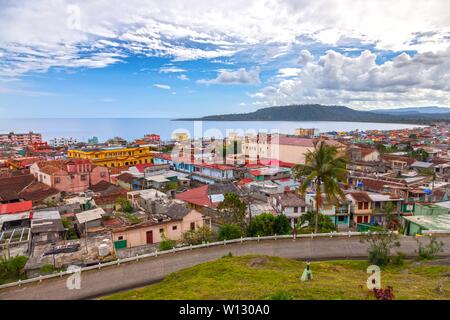 Panorama Aerial Landscape Vista di case residenziali con il suggestivo cielo e costa dell'Oceano Atlantico su Horizon nella città di Baracoa Cuba Foto Stock