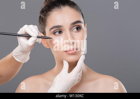 Giovane donna ottenere pronto per il face lifting Foto Stock