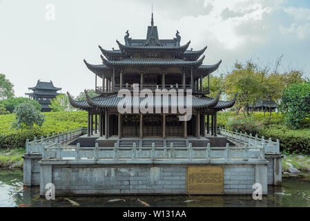 Un modello di replica di Yueyanglou di successive dinastie in Yueyanglou Scenic Area, nella provincia del Hunan, Foto Stock