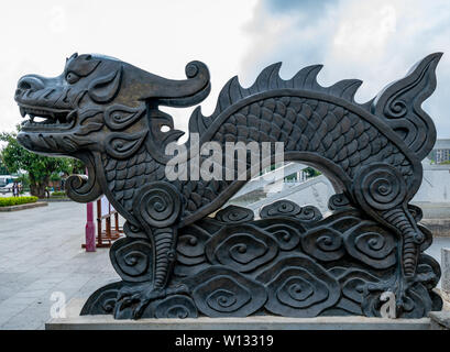 Primavera e autunno drago di bronzo in Confucio città culturale, Suixi, Guangdong Foto Stock