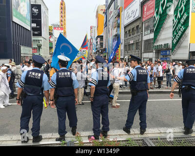 Osaka, Giappone. Il 29 giugno, 2019. Un gruppo di funzionari di polizia dirigere il traffico di una protesta di Osaka in Giappone dove allo stesso tempo l'Osaka vertice G20 ha avuto luogo. Osaka è stato ospite del vertice del G20 che si è svolta Venerdì, Giugno 28 e 29. Foto scattata su Sabato, 29 giugno 2019. Foto di: Ramiro AgustÃ n-Vargas Tabares Credito: Ramiro Agustin Vargas Tabares/ZUMA filo/Alamy Live News Foto Stock