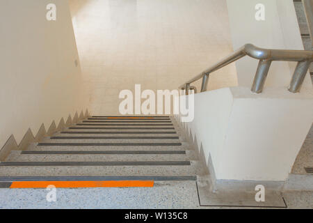 Strada giù per le scale pavimenti in terrazzo selezionare la messa a fuoco con la profondità di campo di una pavimento in marmo Foto Stock