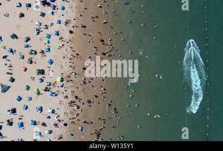 Pechino, Cina. Il 29 giugno, 2019. Foto aerea adottate il 29 giugno 2019 mostra turisti che si godono il periodo estivo presso una spiaggia artificiale sulla riva Dongjiang nel nord della Cina di Tianjin comune. Credito: Yue Yuewei/Xinhua/Alamy Live News Foto Stock