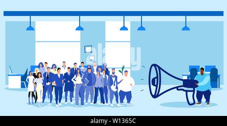 Il sovrappeso imprenditore tenendo megafono altoparlante urlando agli imprenditori i dipendenti del gruppo team leader informazioni annuncio concetto moderno o Illustrazione Vettoriale