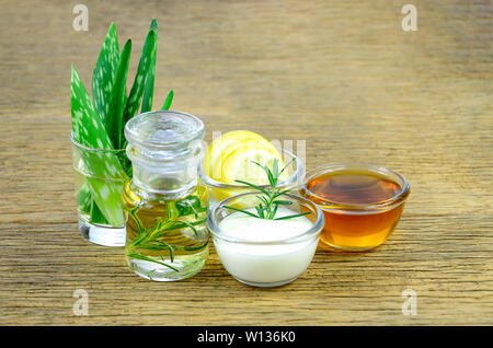 Il miele, succo di limone e foglie di rosmarino, yogurt greco, Aloe foglie e olio essenziale per l omeopatia Remedy. Foto Stock