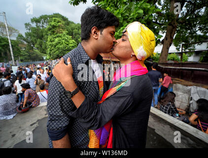 Kolkata, India. Il 29 giugno, 2019. I membri della comunità LGBT (gay) visto baciare le une con le altre su open street di Kolkata durante l'orgoglio a piedi di giugno per commemorare il 1969 Stonewall tumulti che ha avuto luogo a New York. Credito: SOPA Immagini limitata/Alamy Live News Foto Stock