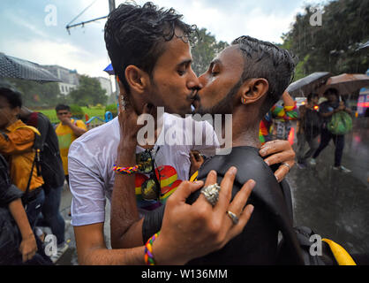 Kolkata, India. Il 29 giugno, 2019. I membri della comunità LGBT (gay) visto baciare le une con le altre su open street di Kolkata durante l'orgoglio a piedi di giugno per commemorare il 1969 Stonewall tumulti che ha avuto luogo a New York. Credito: SOPA Immagini limitata/Alamy Live News Foto Stock