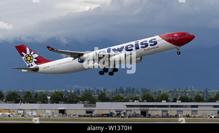 Richmond, British Columbia, Canada. Il 27 giugno, 2019. Un Edelweiss Air Airbus A340-313X (HB-JME) wide-body aereo jet decolla dall'Aeroporto Internazionale di Vancouver. La Svizzera compagnia aerea per il tempo libero è interamente controllata da Swiss International Air Lines, parte del gruppo Lufthansa. Credito: Bayne Stanley/ZUMA filo/Alamy Live News Foto Stock