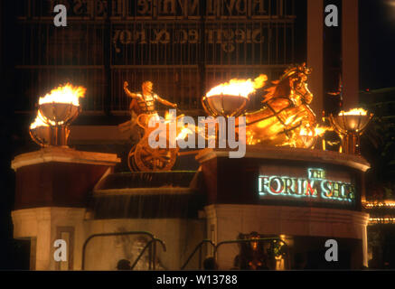 Las Vegas, Nevada, Stati Uniti d'America 24 luglio 1994 una vista generale di atmosfera al Forum Shops al Planet Hollywood Grand celebrazione di apertura il 24 luglio 1994 presso il Planet Hollywood, Caesar's Palace a Las Vegas, Nevada, USA. Foto di Barry re/Alamy Stock Photo Foto Stock