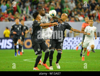 Houston, TX, Stati Uniti d'America. Il 29 giugno, 2019. Messico centrocampista, Gesù Gallardo (23), e il Messico defender, Luis Rodriguez (21), il lavoro contro la Costa Rica in avanti, Joel Campbell (12), per il controllo della palla durante il 2019 CONCACAF Gold Cup, quarto partita finale tra il Messico e Costa Rica, a NRG Stadium di Houston, TX. Credito: Kevin Langley/Sports South Media/CSM/Alamy Live News Foto Stock