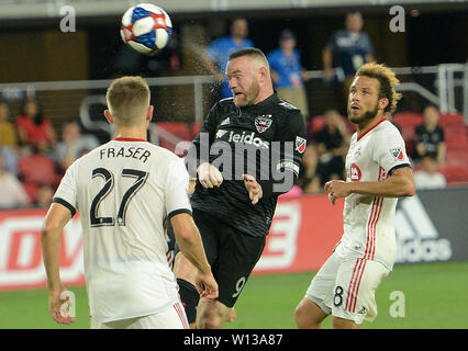 Washington, DC, Stati Uniti d'America. Il 29 giugno, 2019. 20190629 - D.C. Regno avanti WAYNE ROONEY (9) è a capo di un tiro in porta tra Toronto FC centrocampista LIAM FRASER (27) e Toronto FC centrocampista NICK DELEON (18) nella seconda metà a Campo Audi a Washington. Credito: Chuck Myers/ZUMA filo/Alamy Live News Foto Stock