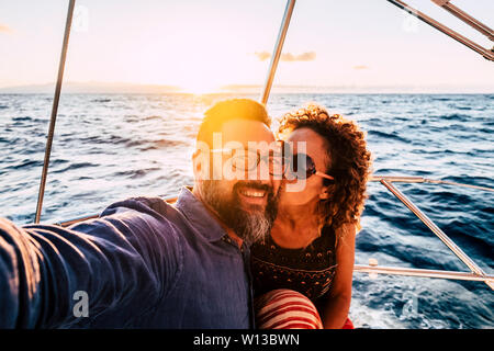 Romantico e le persone felici caucasian giovane baciare e tenendo selfie su una imbarcazione a vela - Di lusso e stile di vita gioiosa per allegre adulti l uomo e la donna a Foto Stock