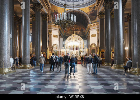 Persone che pregano nella Cattedrale della Madre di Dio di Kazan. Il tempio fu costruito nel 1801-1811 dalla progettazione di Andrey Voronikhin Foto Stock