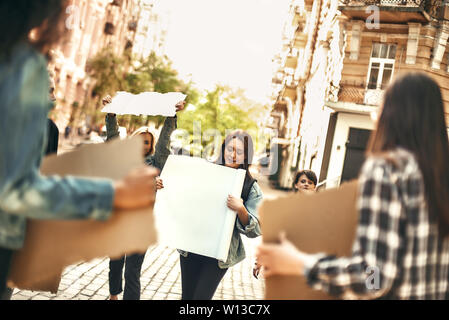 Protesta all'esterno. Gruppo di positivo attivisti femmina Holding firmano schede pur dimostrando sulla strada. Le donne di marzo. Diritti dell'uomo. Concetto di protesta Foto Stock