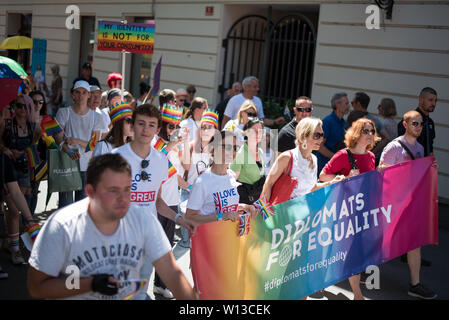 Maribor, Slovenia. Il 29 giugno, 2019. Persone marche attraverso Maribor durante il Pride Parade.Circa 800 persone che è venuto fuori al primo Pride Parade tenutasi a Maribor sabato. Maribor è la seconda città più grande della Slovenia. Credito: SOPA Immagini limitata/Alamy Live News Foto Stock