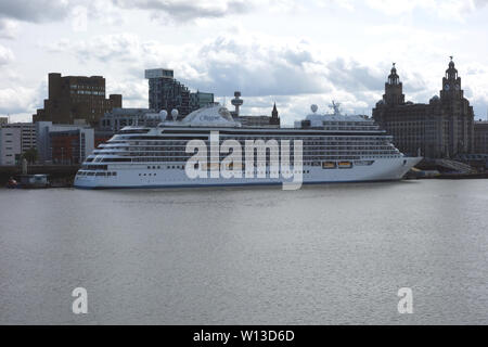 La nave da crociera Seven Seas Explorer ormeggiata nel porto di Liverpool, in Inghilterra, Regno Unito. Foto Stock