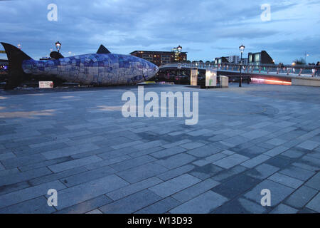 Il grande pesce " Il salmone della conoscenza" scultura di Giovanni gentilezza vicino al Lagan Weir ponte pedonale e ciclabile, Belfast, Irlanda del Nord, Regno Unito. Foto Stock