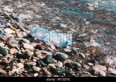 La bottiglia di plastica sulla spiaggia, sulla spiaggia. Concetto di inquinamento dell'ambiente, sull'oceano mare, natura. Salvare il pianeta. Foto Stock
