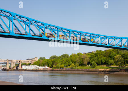 La Queen Elizabeth II ponte sul fiume Tyne. A Tyne and Wear Metro treno è visto incrocio tra Newcastle upon Tyne e Gateshead. Foto Stock