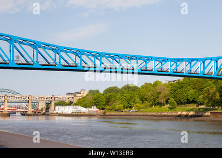 La Queen Elizabeth II ponte sul fiume Tyne. Il ponte porta il Tyne and Wear Metro tra Newcastle upon Tyne e Gateshead. Foto Stock