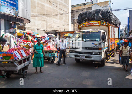 Colombo. Sri Lanka - 21 dicembre 2016: un pieno carico carrello rende la sua strada giù per una strada nel quartiere di Pettah. Questa è la zona commerciale principale. Foto Stock