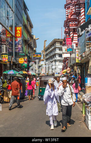 Colombo. Sri Lanka - 21 dicembre 2016: affollata strada commerciale nel quartiere di Pettah. Questa è la zona commerciale principale. Foto Stock