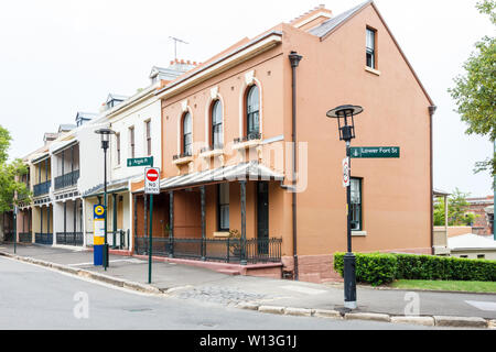 Sydney, Australia - 2 Gennaio 2014: case in basso a Fort Street. Questo è nella zona di rocce che è la parte più antica di Sydney. Foto Stock