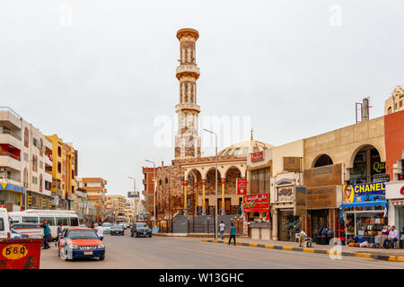 Hurghada, Egitto - 15 Aprile 2019: Torre della moschea musulmana in Hurghada, Egitto Foto Stock