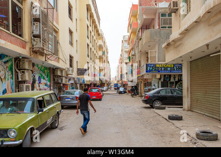 Hurghada, Egitto - 15 Aprile 2019: vecchie auto sulla strada della vecchia Hurghada, Egitto Foto Stock