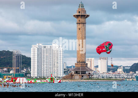 Bai Chay Beach è la spiaggia principale della città di ha Long Bay, Vietnam. Vista sugli hotel e sul faro di ha Long Bay da Bai Chay Beach. Foto Stock