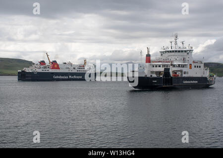 Oban Scozia, Regno Unito - 4 Giugno 2019: due Caledonian MacBrayne Traghetti vela da Oban Foto Stock