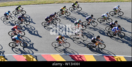 Hohenstein Ernstthal, Germania. Il 30 giugno, 2019. Escursioni in bicicletta, campionato tedesco, la gara su strada 103.20 km, donne al Sachsenring. La femmina driver sono sul loro modo sul Grand Prix via. Credito: Hendrik Schmidt/dpa-Zentralbild/dpa/Alamy Live News Foto Stock