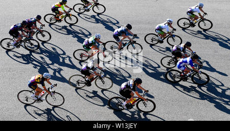 Hohenstein Ernstthal, Germania. Il 30 giugno, 2019. Escursioni in bicicletta, campionato tedesco, la gara su strada 103.20 km, donne al Sachsenring. La femmina driver sono sul loro modo sul Grand Prix via. Credito: Hendrik Schmidt/dpa-Zentralbild/dpa/Alamy Live News Foto Stock