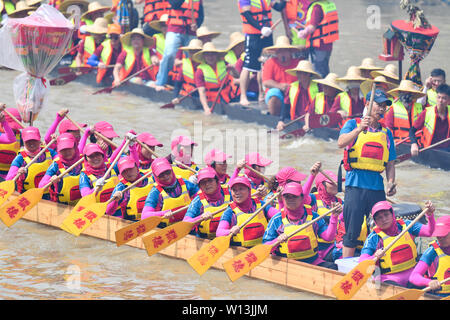 (190630) -- GUANGZHOU, Giugno 30, 2019 (Xinhua) -- i rematori di paddle il dragon boat in Chebei, Guangzhou, Cina del sud della provincia di Guangdong, Giugno 5, 2019. Chebei è un antico borgo con una storia di più di mille anni e oltre 200.000 residenti permanenti a Guangzhou, Cina del sud della provincia di Guangdong. Il Villaggio Chebei Dragon Boat è elencato come il patrimonio culturale immateriale di Guangzhou. Il Dragon Boat Festival è costituito da molte fasi di chiave che è stato conservato integralmente. L'ottavo giorno del quarto mese lunare, il giorno del sollevamento Dragon, barche drago in Chebei, che è stato co Foto Stock