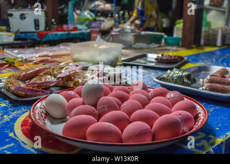 Uova di colore rosa in vendita su un cibo di strada in stallo a Bangkok, in Thailandia Foto Stock