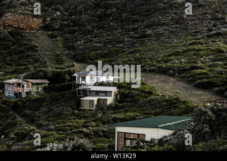 Un parafuoco tagliano fynbos per proteggere il piccolo insediamento di Smitswinkel Bay in Sud Africa è falso costa della Baia, nei pressi di Città del Capo Foto Stock