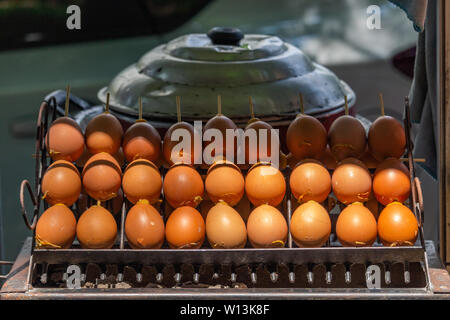 Molte uova esposte su una strada di stallo alimentare a Bangkok, in Thailandia Foto Stock