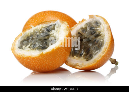 Granadilla freschi Frutti della passione isolati su sfondo bianco Foto Stock