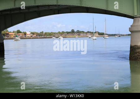 Una vista del centro della città di Sant Agostino e barche a vela sul fiume Matanzas attraverso il ponte di Lion, Saint Augustine, Florida, Stati Uniti d'America. Foto Stock