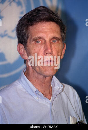 3 novembre 1993 ambasciatore statunitense Robert Oakley, l'Inviato Speciale per la Somalia, al briefing alla stampa in UNOSOM HQ, Mogadiscio. Foto Stock