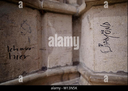 Colonia, Germania. 19 giugno 2019. Messaggi scritti con pennarelli da visitatori può essere visto in scala per la torre sud della cattedrale. Furti, graffiti, atti di vandalismo - questo può influenzare anche le chiese. A volte il danno ideale è superiore al danno materiale. In Germania la più grande cattedrale è particolarmente colpiti. (A dpa " atti di vandalismo nelle chiese - 'che già fa male nell'anima") Credito: Henning Kaiser/dpa/Alamy Live News Foto Stock