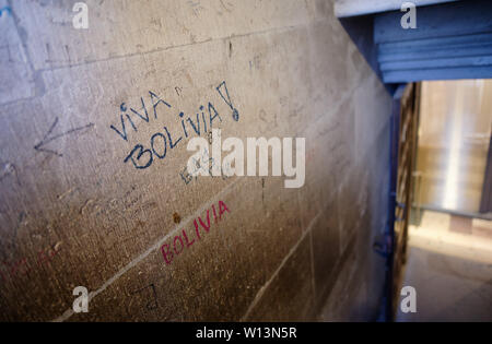 Colonia, Germania. 19 giugno 2019. Messaggi scritti con pennarelli da visitatori può essere visto in scala per la torre sud della cattedrale. Furti, graffiti, atti di vandalismo - questo può influenzare anche le chiese. A volte il danno ideale è superiore al danno materiale. In Germania la più grande cattedrale è particolarmente colpiti. (A dpa " atti di vandalismo nelle chiese - 'che già fa male nell'anima") Credito: Henning Kaiser/dpa/Alamy Live News Foto Stock