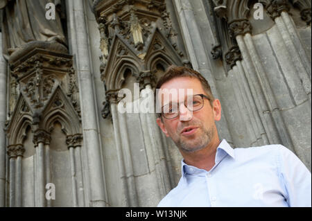 Colonia, Germania. 19 giugno 2019. Dombaumeister Pietro Füssenich sorge nella parte anteriore del portale sud della cattedrale. Furti, graffiti, atti di vandalismo - questo può influenzare anche le chiese. A volte il danno ideale è superiore al danno materiale. In Germania la più grande cattedrale è particolarmente colpiti. (A dpa " atti di vandalismo nelle chiese - 'che già fa male nell'anima") Credito: Henning Kaiser/dpa/Alamy Live News Foto Stock