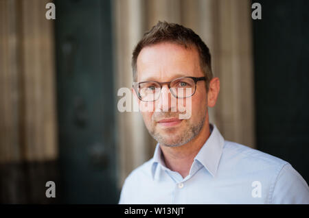 Colonia, Germania. 19 giugno 2019. Dombaumeister Pietro Füssenich sorge nella parte anteriore del portale sud della cattedrale. Furti, graffiti, atti di vandalismo - questo può influenzare anche le chiese. A volte il danno ideale è superiore al danno materiale. In Germania la più grande cattedrale è particolarmente colpiti. (A dpa " atti di vandalismo nelle chiese - 'che già fa male nell'anima") Credito: Henning Kaiser/dpa/Alamy Live News Foto Stock